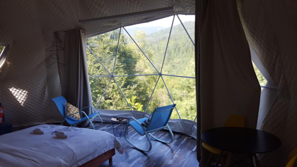 Глэмпинг: кемпинговая мебель для комфортного отдыха с элементами роскоши