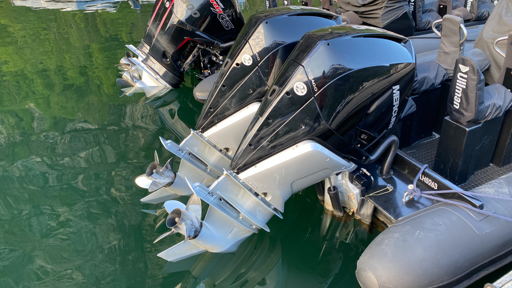 Воблер и лодочный мотор: как скорость хода определяет игру приманки